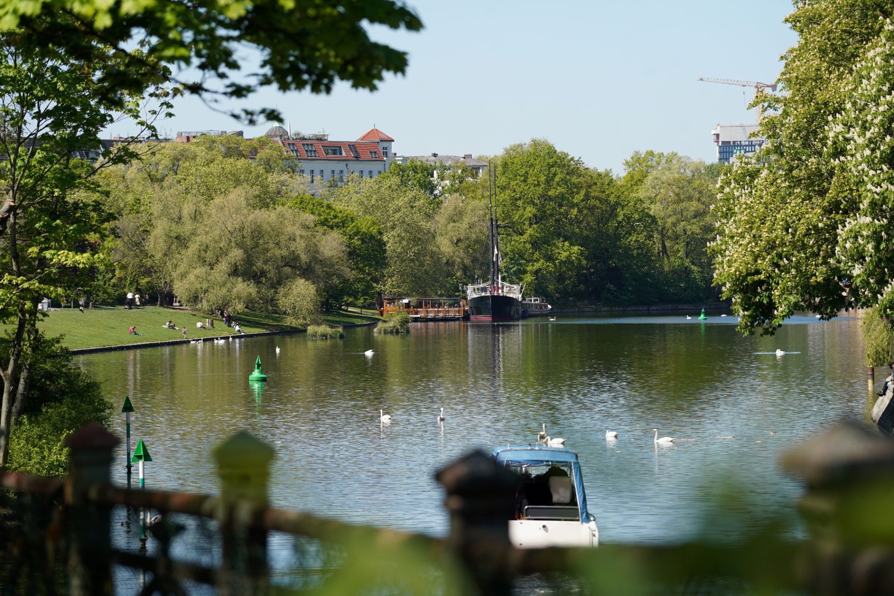 Landwehrkanal mit Boot — Graefekiez Berlin Kreuzberg